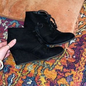 Black 5” wedges🐾